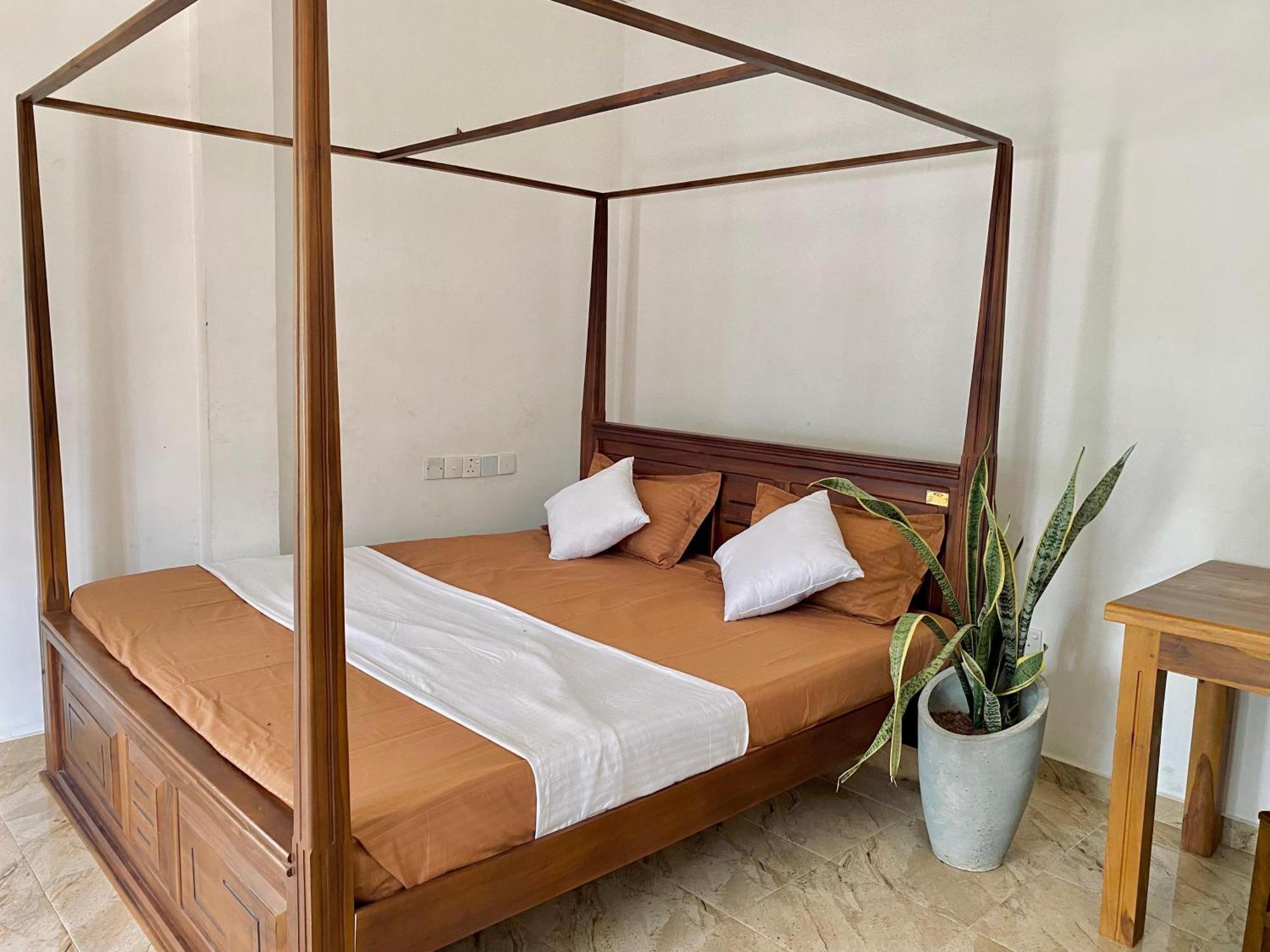 Sasmika Villa Surf And Yoga Hostel Weligama Buitenkant foto