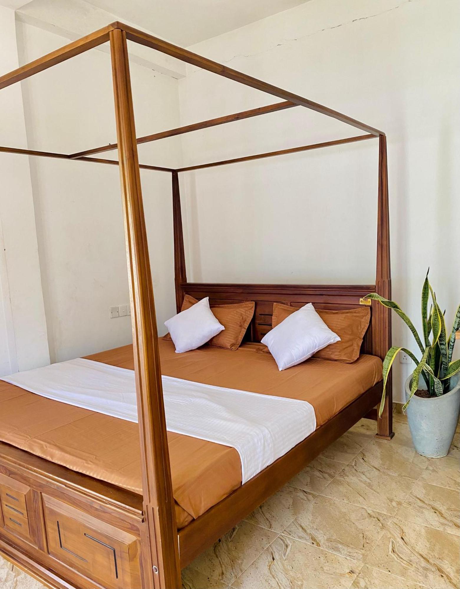 Sasmika Villa Surf And Yoga Hostel Weligama Buitenkant foto