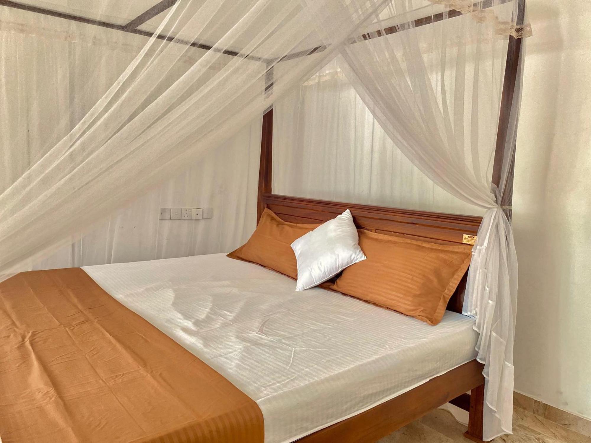 Sasmika Villa Surf And Yoga Hostel Weligama Buitenkant foto