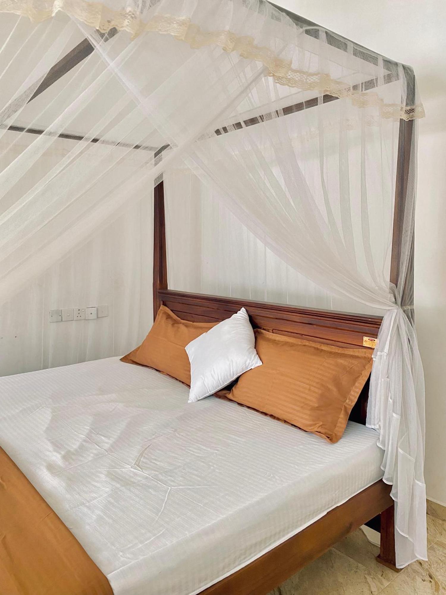 Sasmika Villa Surf And Yoga Hostel Weligama Buitenkant foto