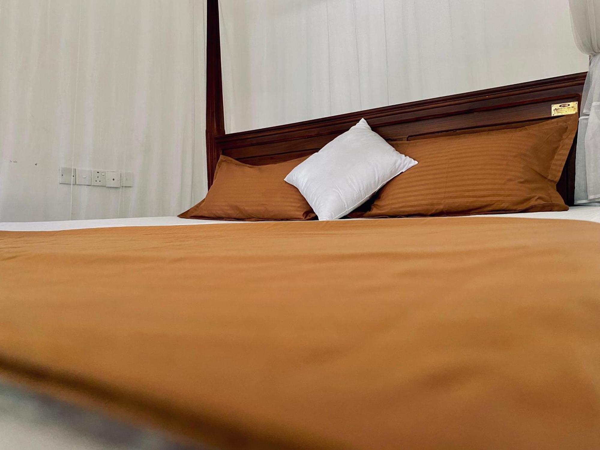 Sasmika Villa Surf And Yoga Hostel Weligama Buitenkant foto